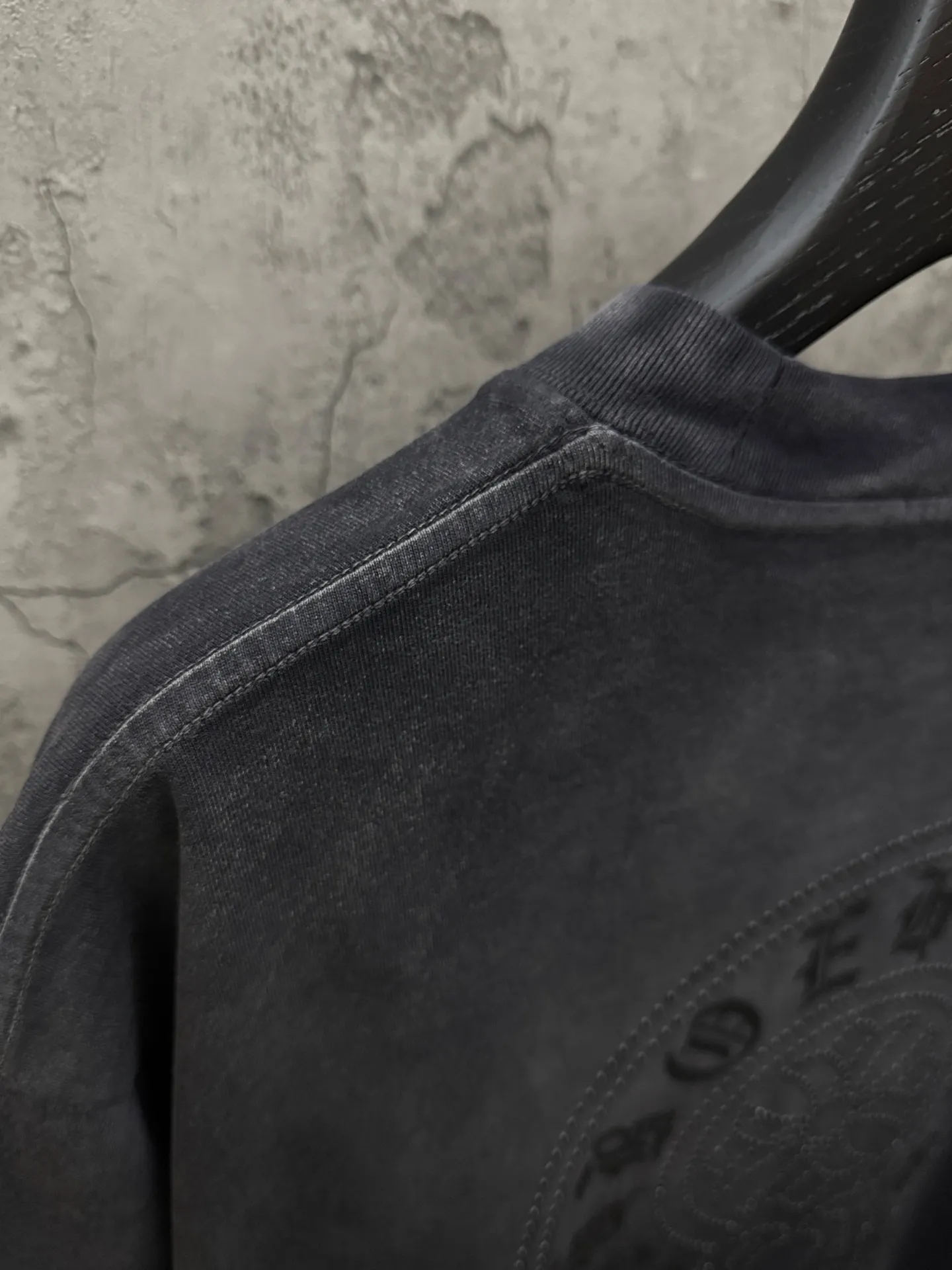 P210 top version, real shot without P, ​​different from market currency) 𝗖𝗵𝗿𝗼𝗺𝗲 𝗛𝗲𝗮𝗿𝘁𝘀/Croxin 2026 Spring New Original Single Counter American Washed Ding Lettering Film Embroidered Couple Short Sleeves 👑The highest version! Customized fabric 320 grams, washed and fried, spray horse slip craft, best-selling model at the counter, very comfortable to wear. Accessories: original molded and authenticated collar label ➕ 100% silk wash label. Genuine purchase-grade original hangtag➕matching hanging rope➕3D hanging beads➕original packaging bag. Craftsmanship: The original version has consistent wiring! The highest version of the armhole matching technique! Color: Red Black Size: M L XL 2XL Style No.: 2062